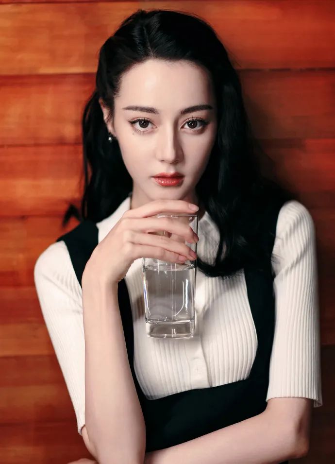 迪丽热巴身穿黑白套装美若天仙!雪肤玉貌魅力不可小觑