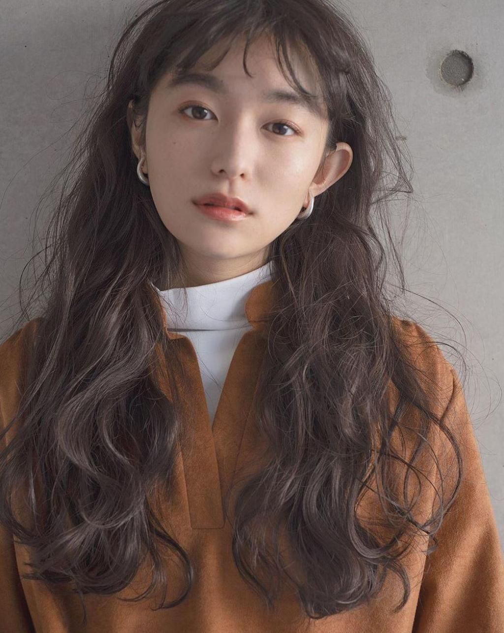 女人别总"披头散发"了,看博主对比就知道,披发和烫卷差别真大