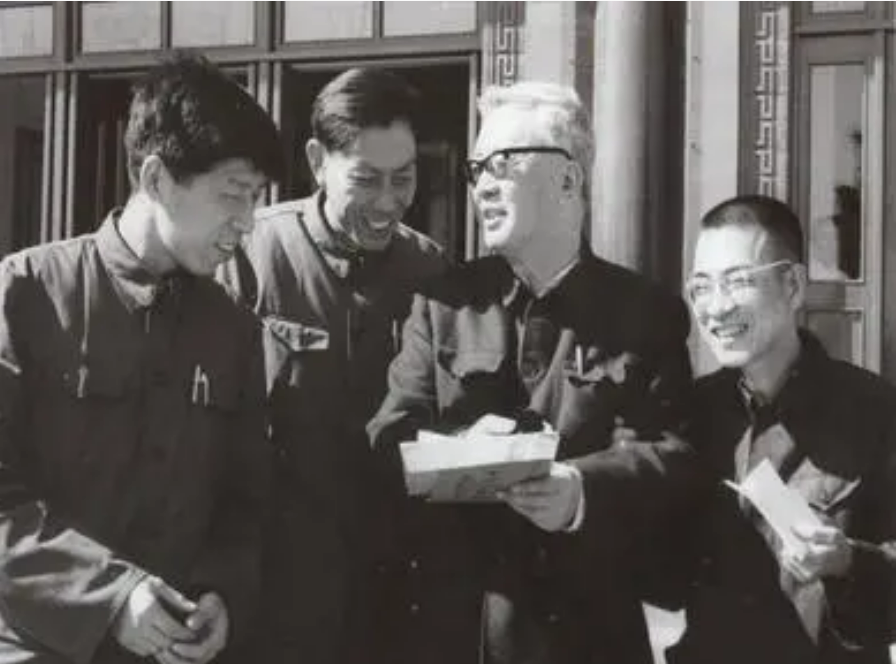 华罗庚仅初中文凭，身患残疾却成数学巨匠，去世前6小时仍在演讲