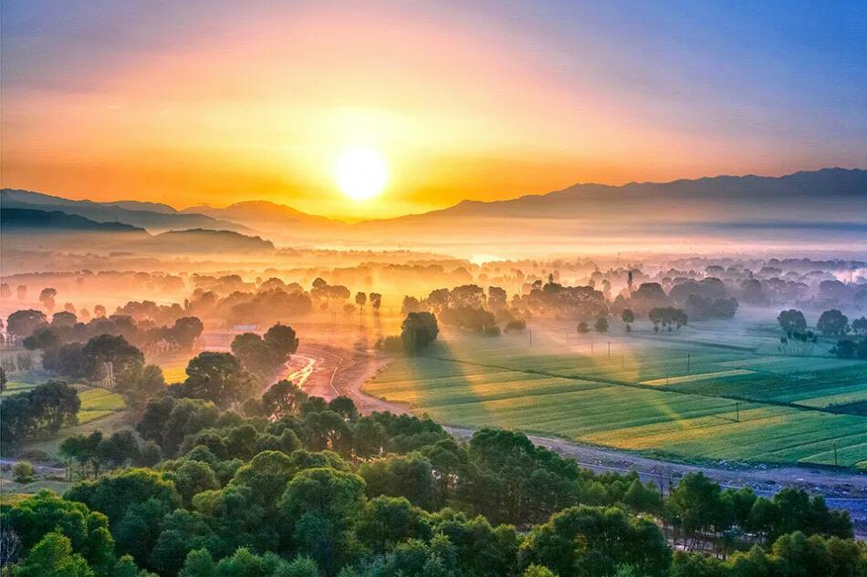 晨光破晓：日出唤醒沉睡的清晨