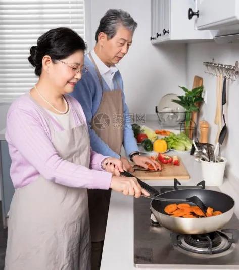 人老了尽量别掺和子女的家事