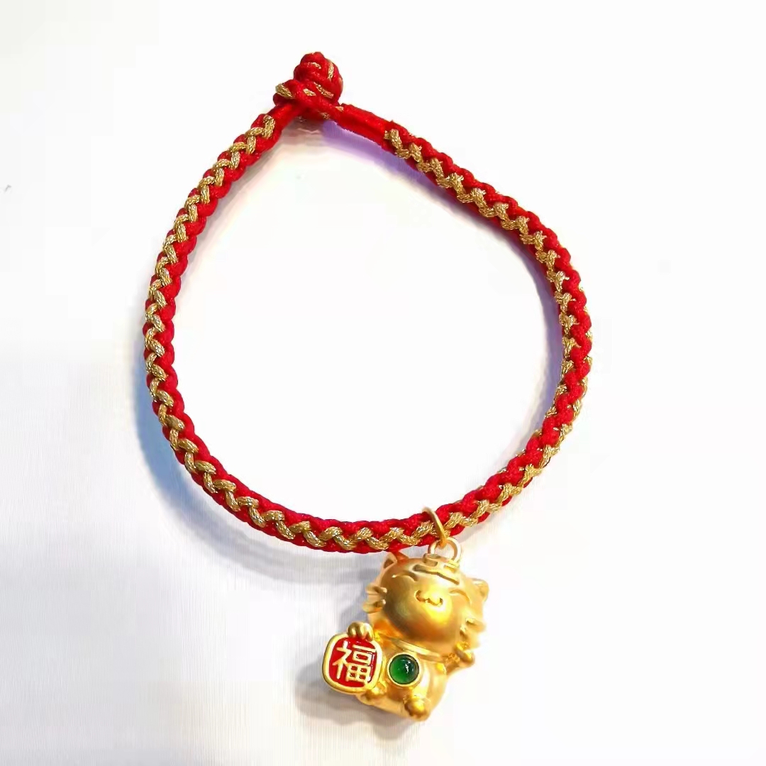 过年的喜庆就是红色，本命年的老虎红绳，展现风俗戳中我的审美