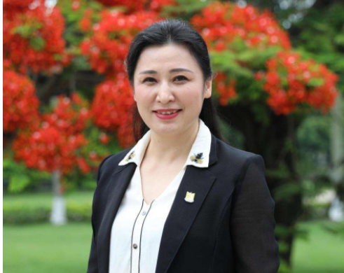 她是汕头大学女校长，39岁晋升教授、能力出众，深受广大学生爱戴