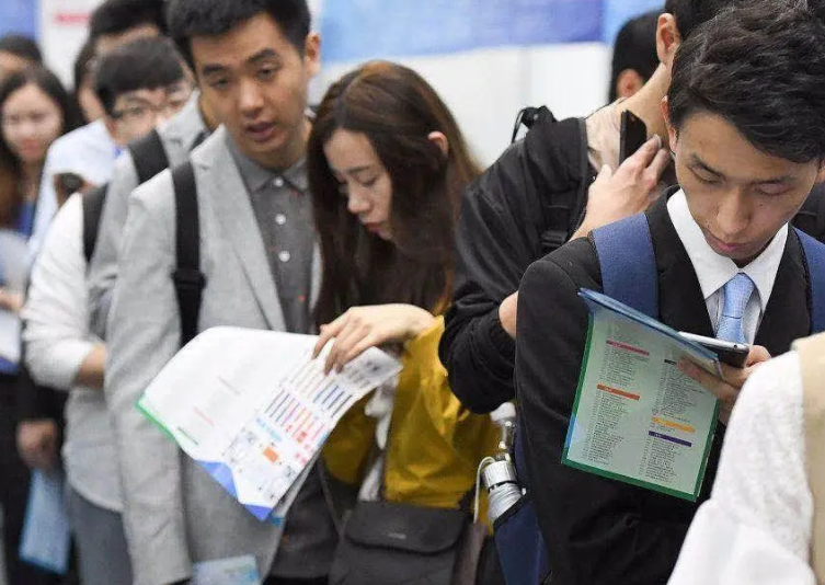 “女大学生”吃香的专业，未来10年收入可观，女学生最好留意一下