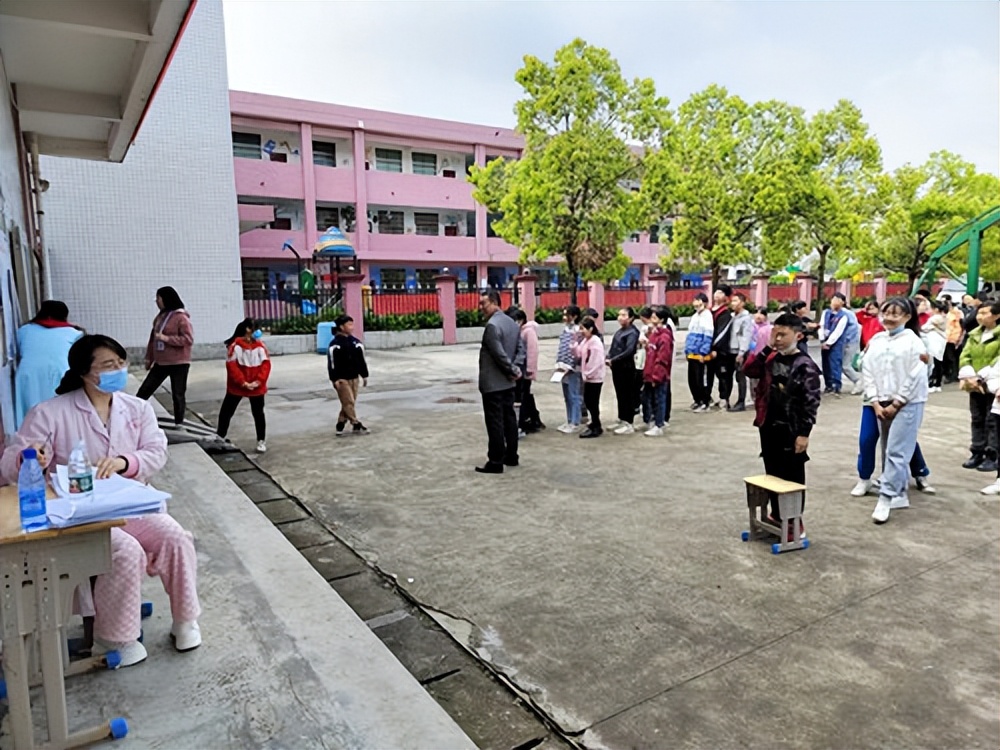 坪上镇中心小学：关爱学生健康，全面进行体检