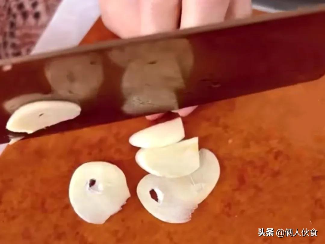 董洁晒牛肉炒面，引来5万网友点赞：耐心做饭的妈妈，样子很美