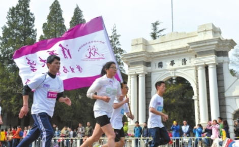 清华的校园设施有多好？男朋友去学校接女友，参观完瞬间不想走