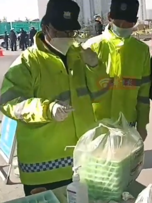 今冬最暖凡人心，都在这热气腾腾的一碗饭中