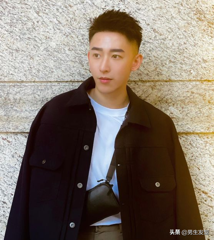 男生“露额”发型阳光帅气，今年剪这3款很好看