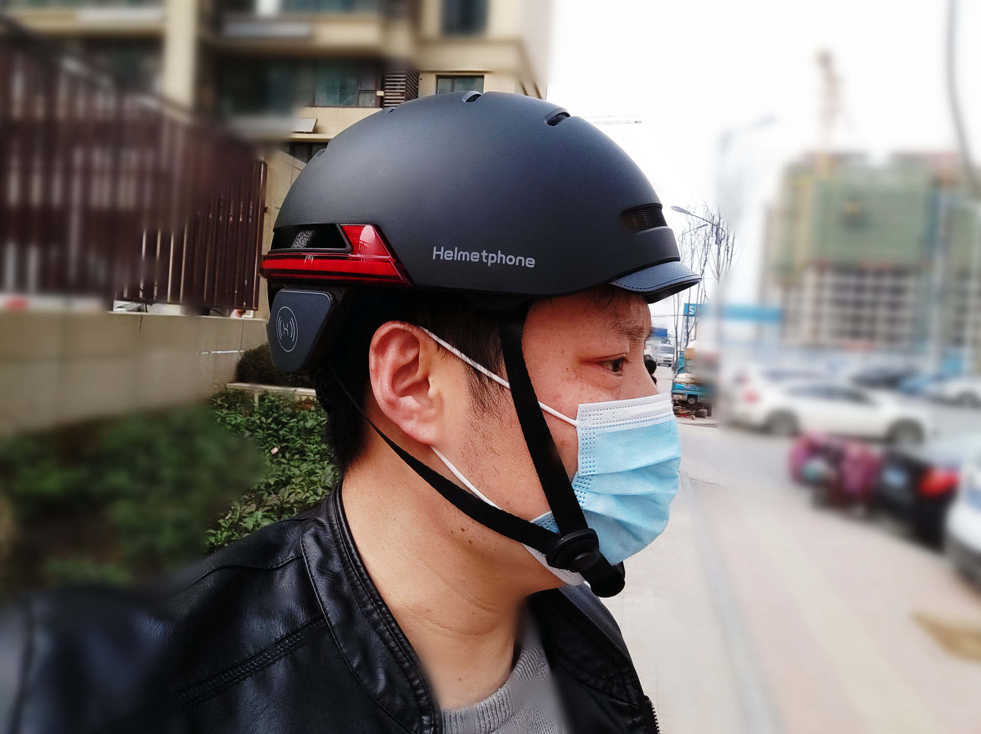 让骑行更智能更安全！“支持鸿蒙智联”的智能骑行头盔佩戴体验