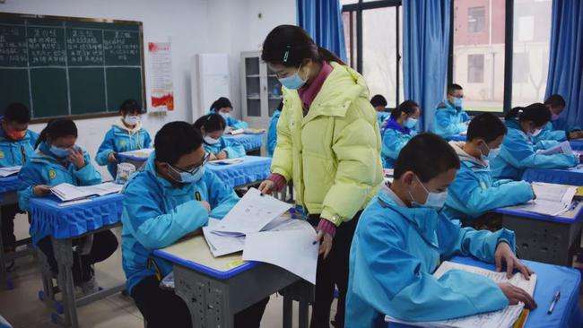 新学期座位如何定？按成绩不允许，按身高不公平，那就按关系分