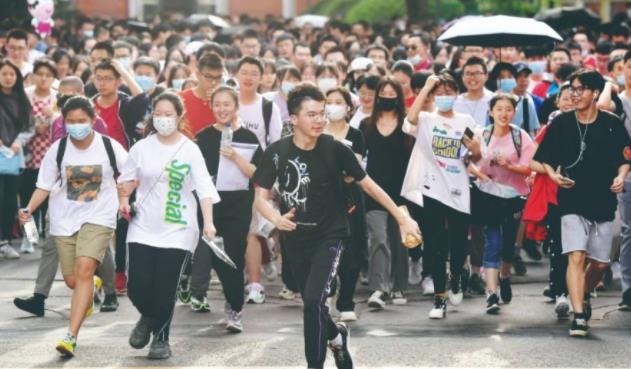 烈士子女高考加分引不满，一女孩表示：20分我不要，爸爸能还我吗