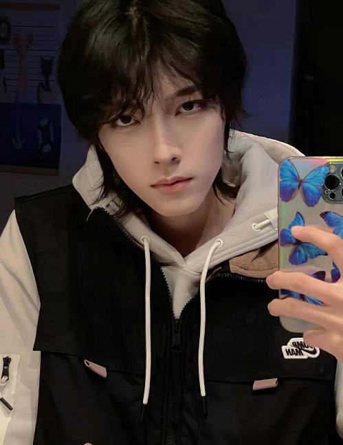 河北一高校体育老师火了，颜值高却“性别难辨”，课下更受欢迎