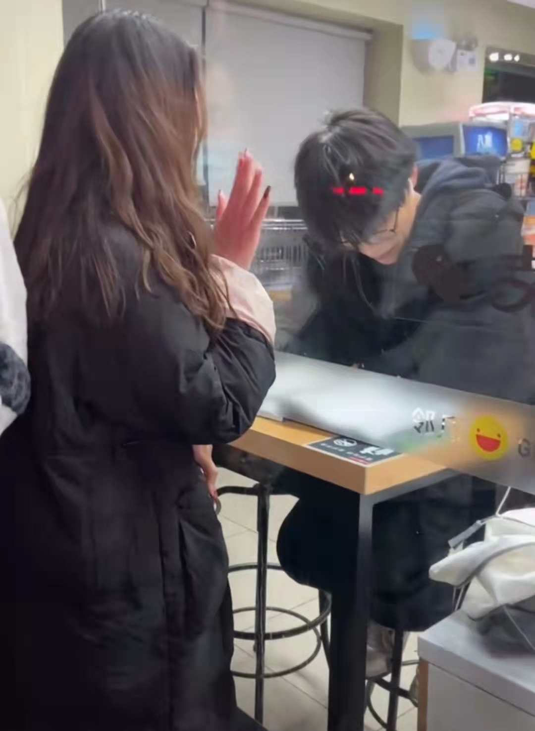 安徽一高校女生酒后搭讪走红，男生害羞低头不敢直视，现已成朋友