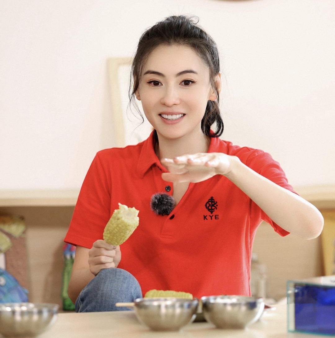 张柏芝带小儿子驱车采购，任由孩子车内翻爬，车窗紧闭防疫意识强