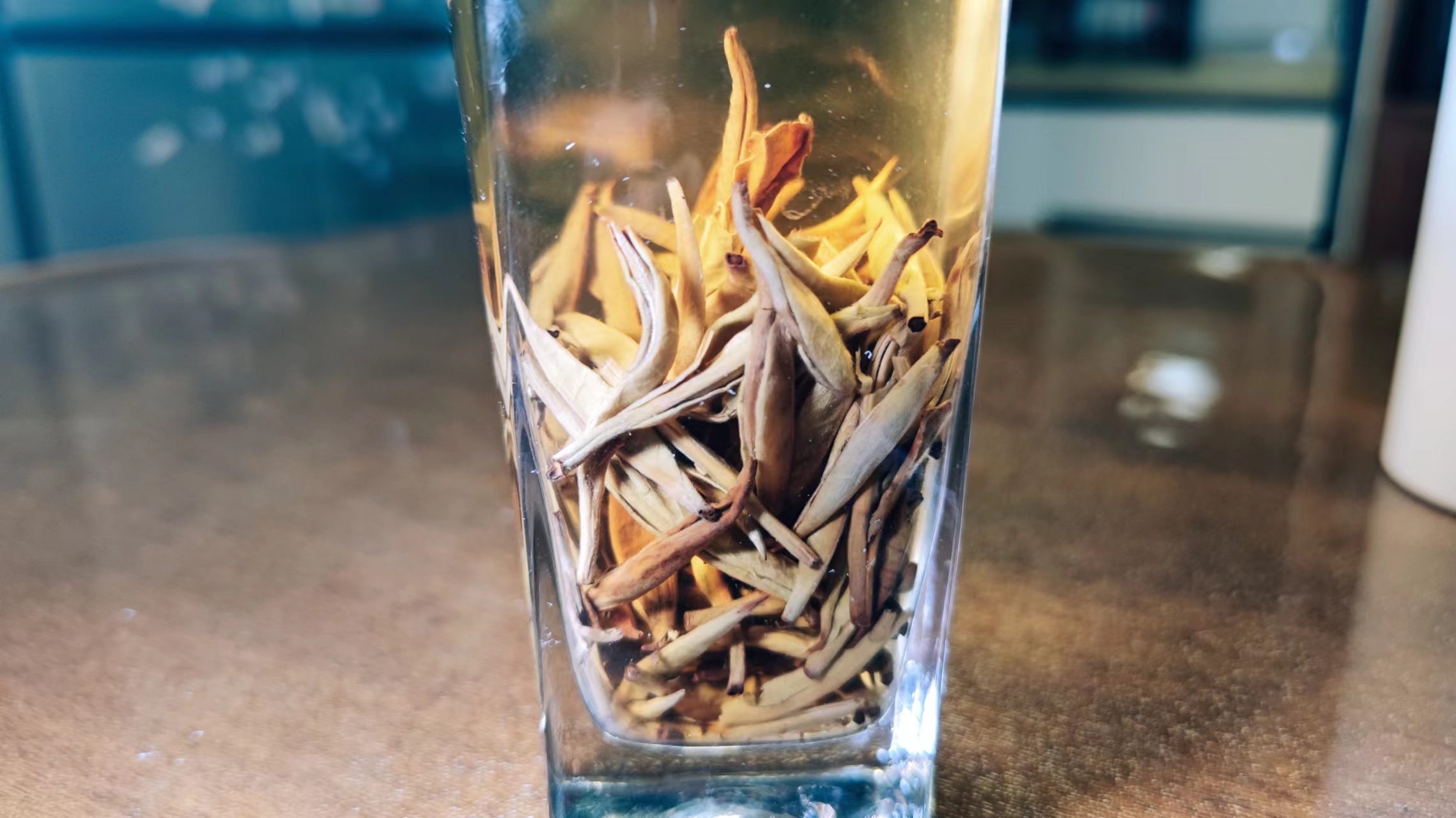 古树新芽，汤亮味甘，大有上吉白毫银针茶