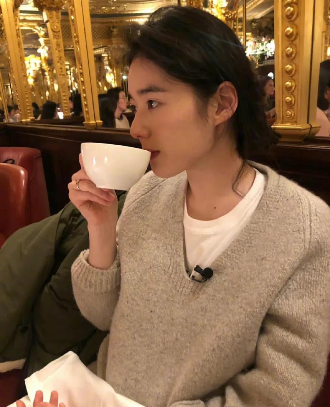 郑恩彩拍剧期间的穿搭