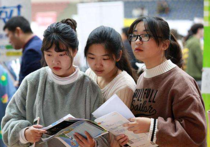 “大学辅导员”成研究生首选，比公务员更受青睐，其中原因很现实