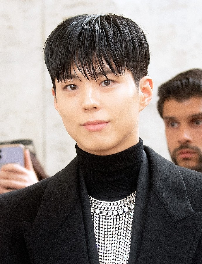 韩星出席时装周：泫雅男友辣眼，权志龙有“姨味”，朴宝剑头发油