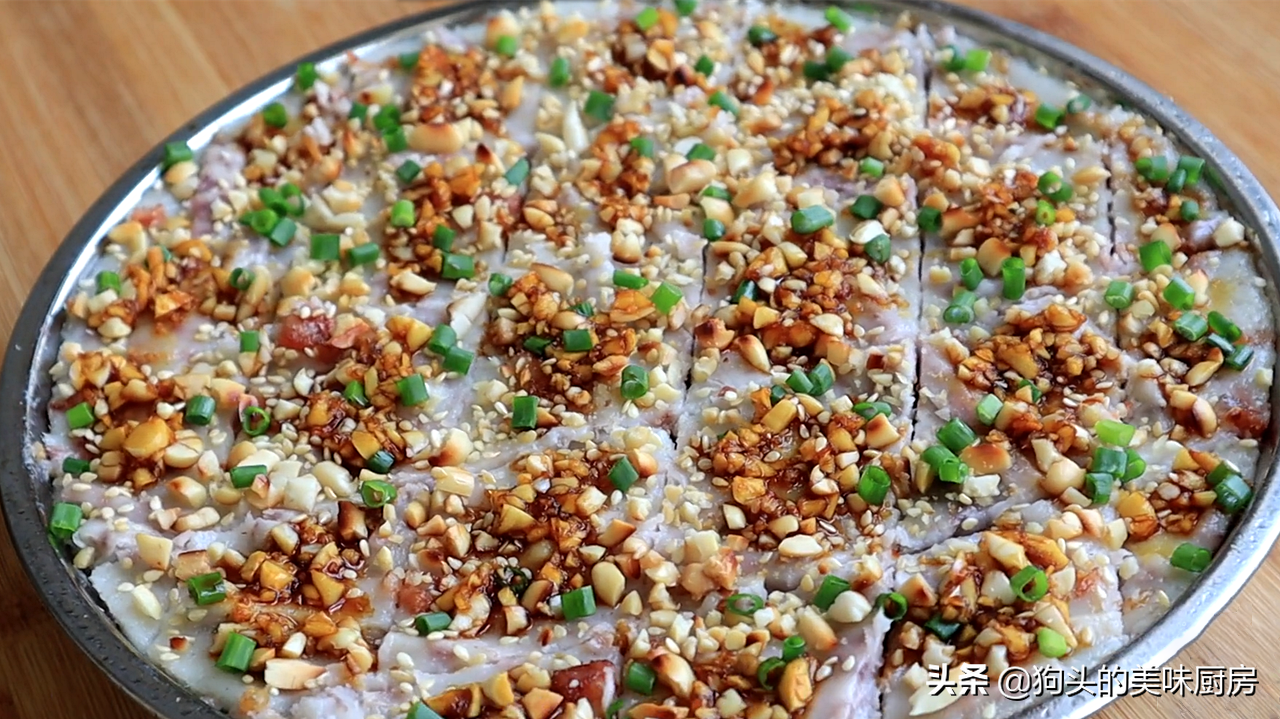 吃芋头的季节，我家经常这样做，咸香软糯做法简单，一大盘都吃光