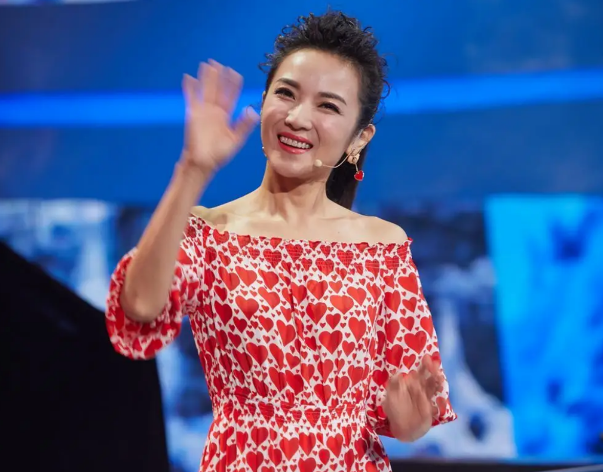 管彤：26岁进央视，41岁结婚，42岁当高龄产妇，今51岁被宠成公主