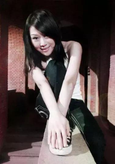 付丽：14岁参军，25岁辞职，26岁出专辑，30岁死于快递之手，为何