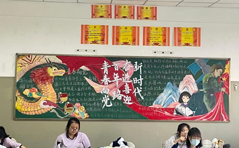 高中生满分“黑板报”火了，隔壁班慕名而来，老师看完舍不得擦