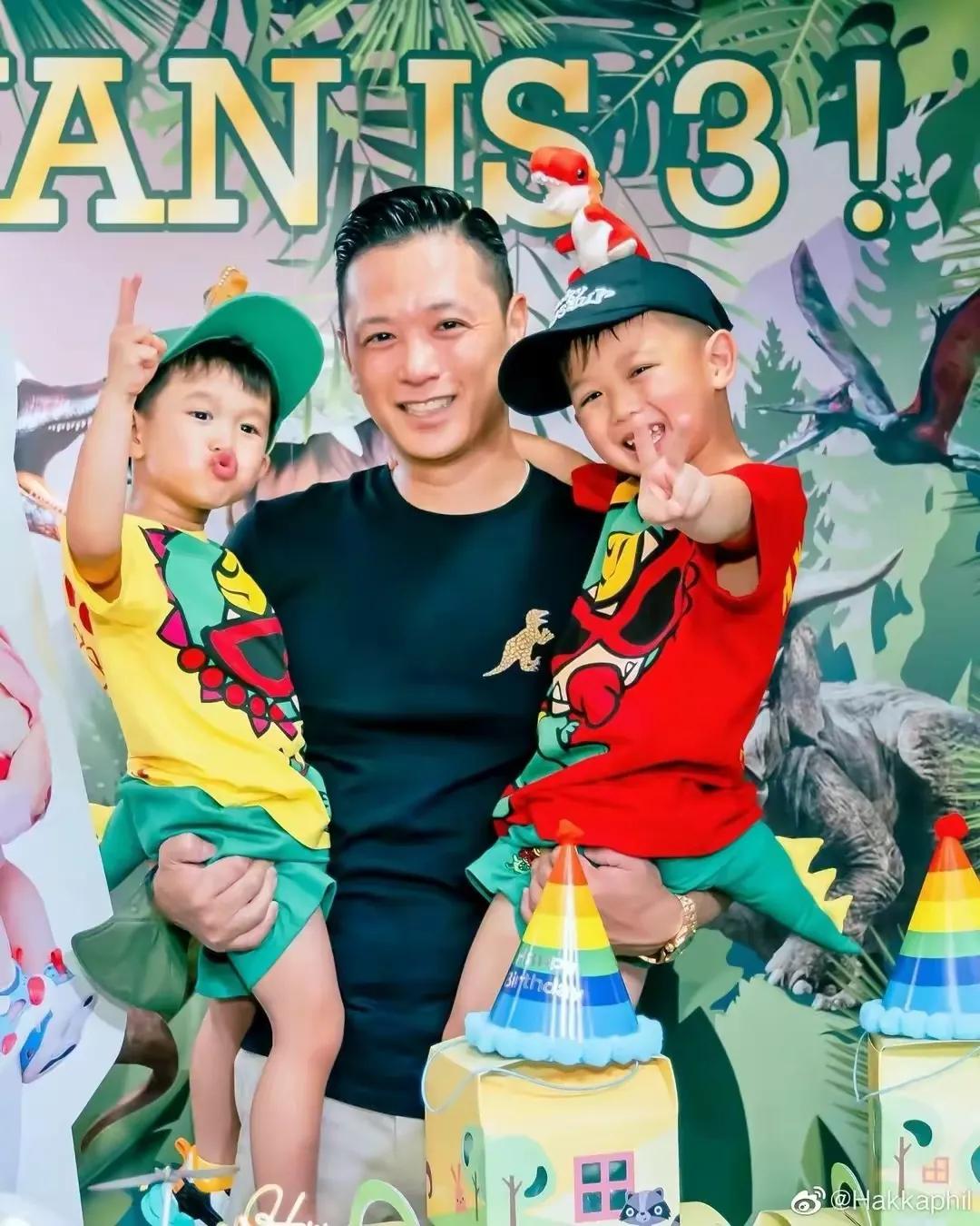 胡杏儿抱小妹妹拍戏，1岁小儿子吃醋“争妈妈”，撒娇模样太可爱