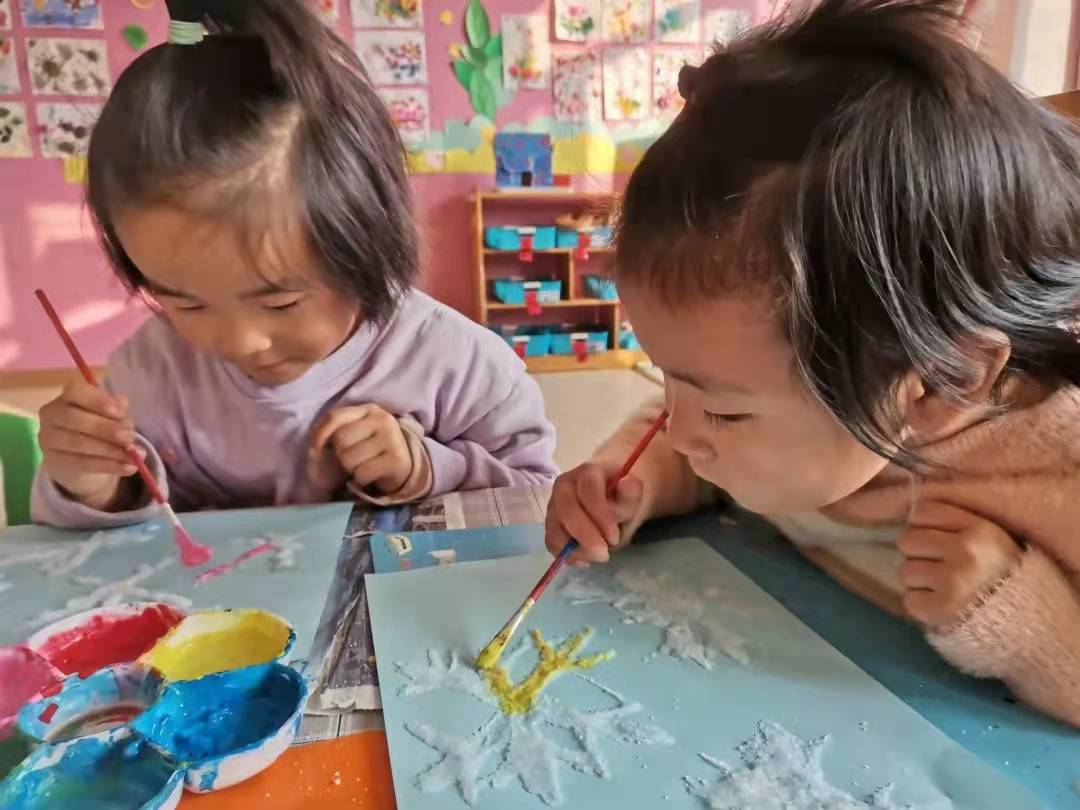 今日大雪纷飞，孩子们欢欣堆雪人、打雪仗，银装素裹的世界里尽是童真笑语。