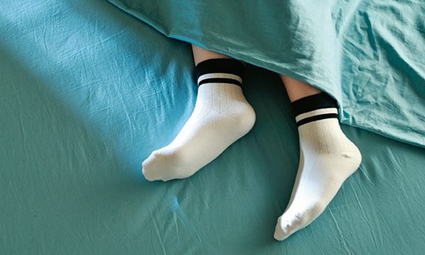 “百病从寒起，寒从脚底生”2种人睡觉宜戴帽穿袜