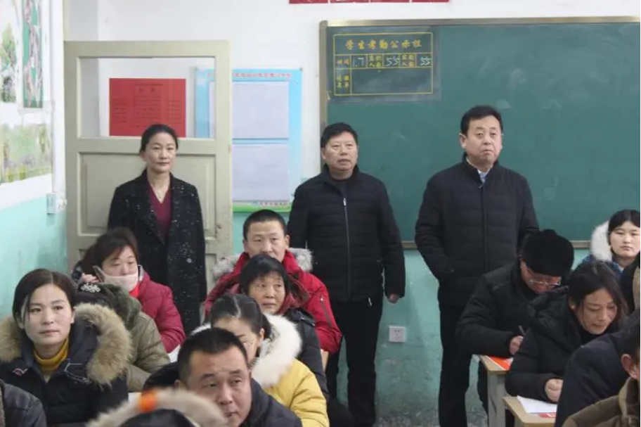 2005年独臂父亲参加家长会被笑话，校长发现父亲是救命恩人后下跪