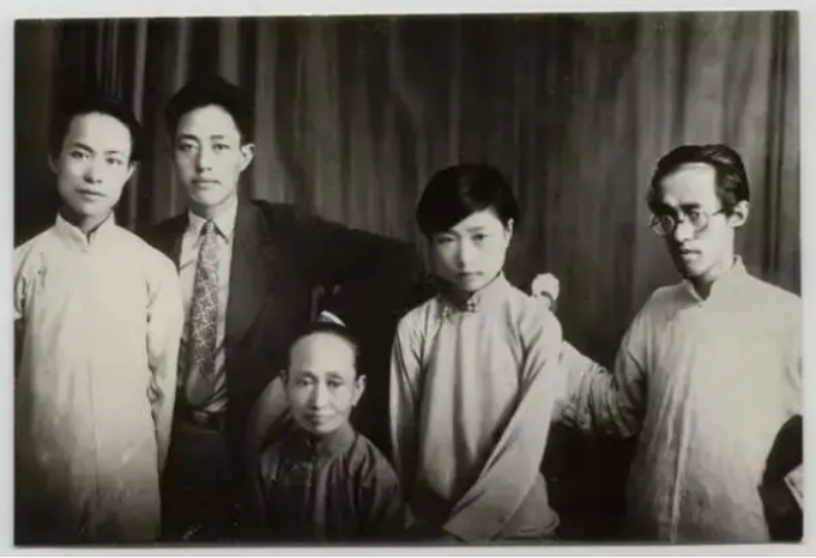 沈岳萌：沈从文的九妹，为爱所困回家时已成疯子，走丢后嫁给渔夫