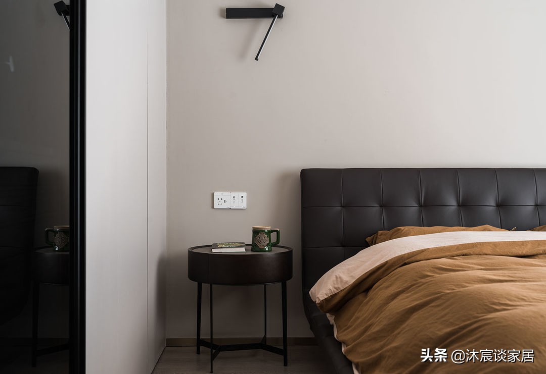 她将现代极简与复古相结合，看似不搭配，但装修效果却非常吸引人