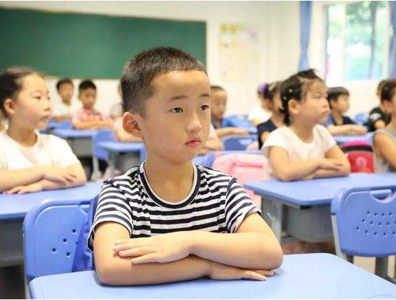 年度“最帅”小学生走红，天生一张主角脸，网友：我想等他长大