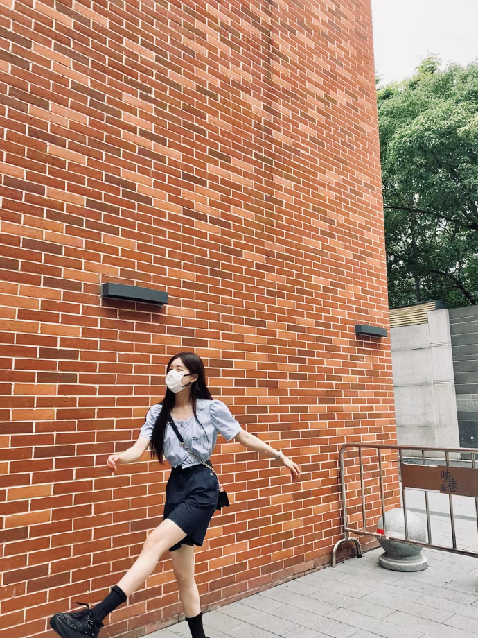 赵露思晒live图随拍美照！各种小表情俏皮可爱 杀青第二天就逛吃