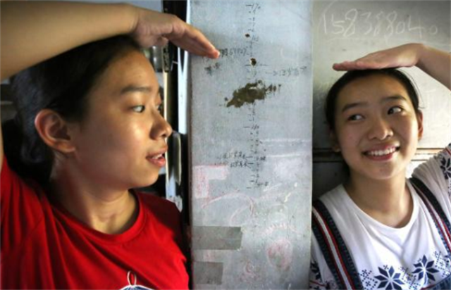 双胞胎姐妹同时考上大学，15年没买过新衣服，全穿亲友资助的旧装