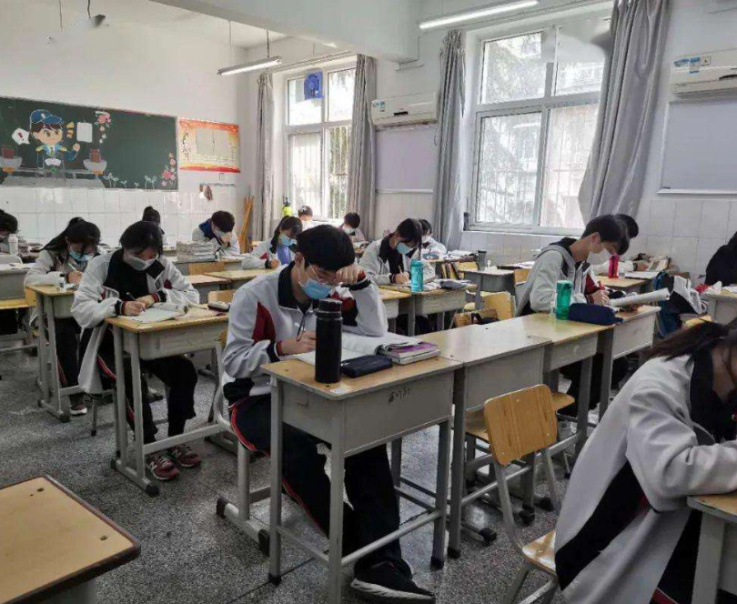 多地高校通知，研究生迎来大变化，学费让学生发愁，但还有好消息