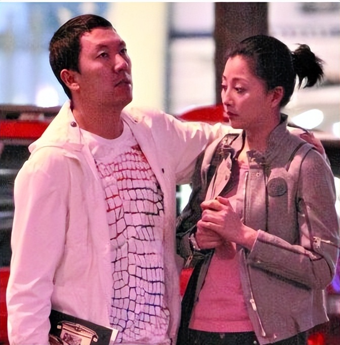 前夫入狱10年，与李金羽无疾而终，“水蜜桃”殷桃如今怎样了？