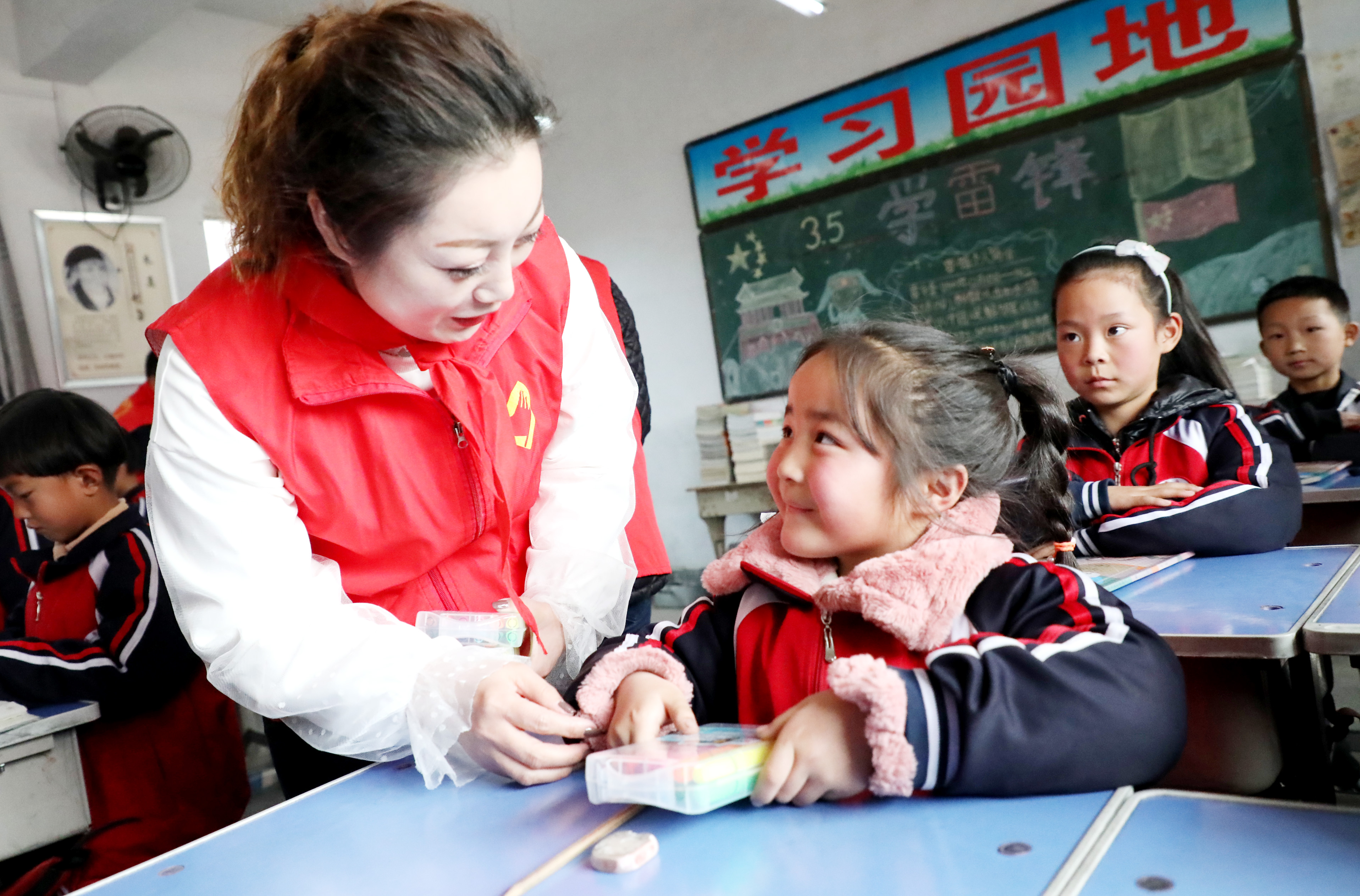 情暖童心 最美遇見——駐馬店市價格認證中心“學雷鋒 踐行動”走進臧集小學