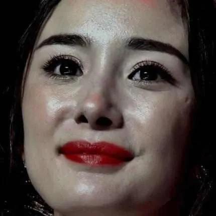 明明是绝色，怎么拍出这么丑的照片，妆容难看，用的是丑颜相机吗