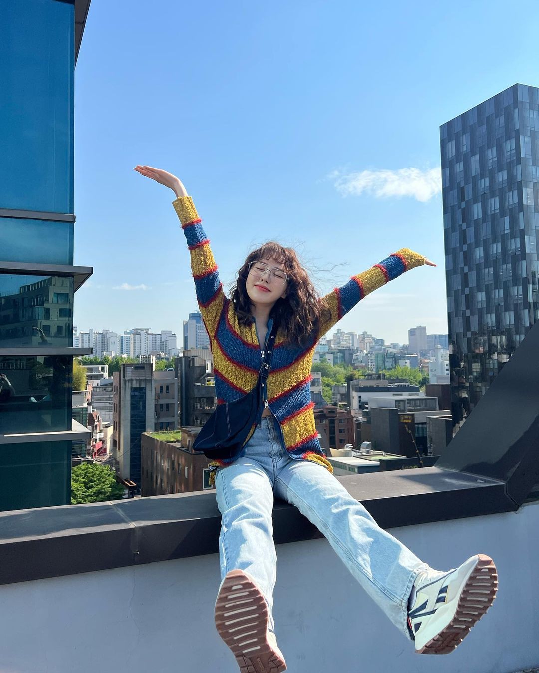 Red Velvet成员Wendy坐屋顶拍照引热议：我是孙胜完，无所畏惧