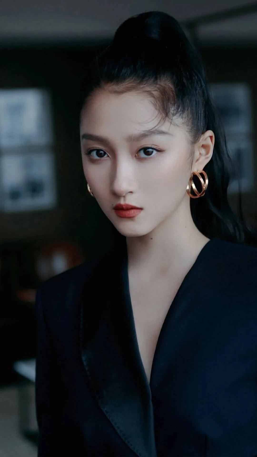 关晓彤穿黑色西装裙 扎高马尾利落干练显成熟美