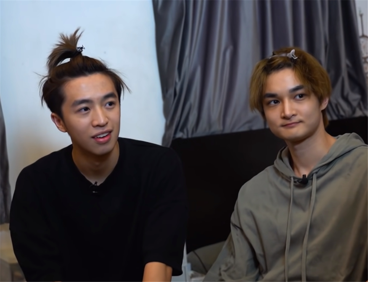 两位23岁香港网红青年，住进27㎡逼仄蜗居，户型奇葩，却已住2年