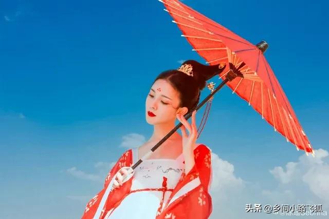 陈瑶晒古风美照庆出道七周年 高发髻眉间点花钿梦回飞鸾