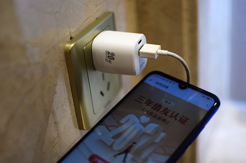 小身材大能量 NANK C2迷你20W PD双口快充充电头