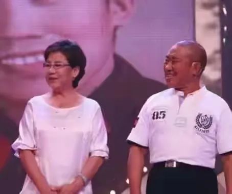 要钱没钱，要貌没貌！7位丑男演员娶的老婆，一个比一个漂亮