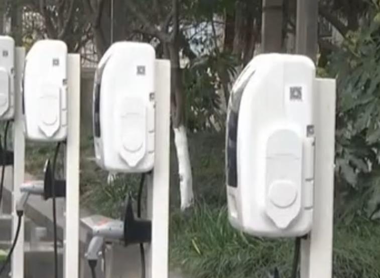 2016年，江苏一名小学生开车撞人逃逸被抓，母亲辩解：孩子还小