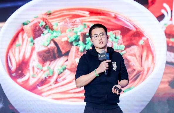 河北仨女大学生，因食堂饭菜不合胃口，竟租下档口自制配方卖米线