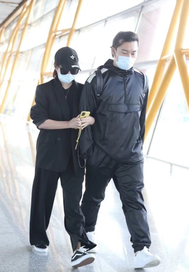 马丽胖出中年妈妈味！携小老公走机场，穿得像霸总姿态却很小女人