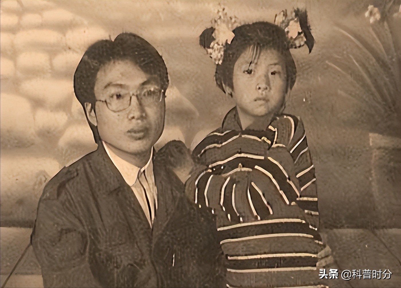 05年，农村小伙带着弃婴妹妹上大学，靠捡垃圾凑学费，如今怎样了